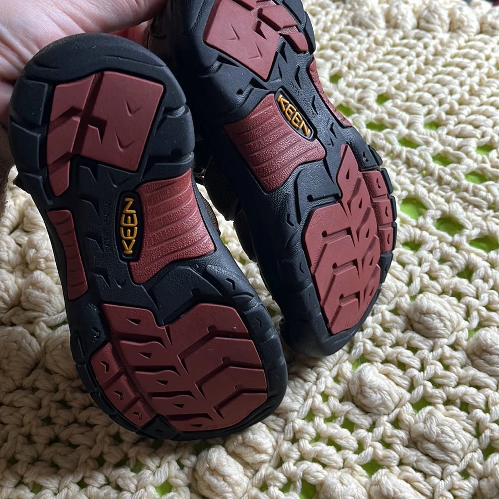 Keen-Newport Sandal waterproof suede accents rubber sole